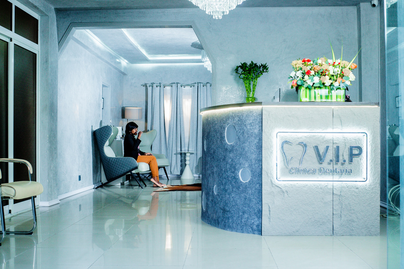 Quiet waiting area at V.I.P Clínica Dentária — calm surroundings before your appointment